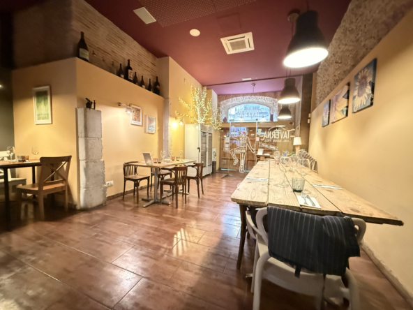 Restaurante de mas de 10 años, en el centro de Figueres en pleno funcionamiento
