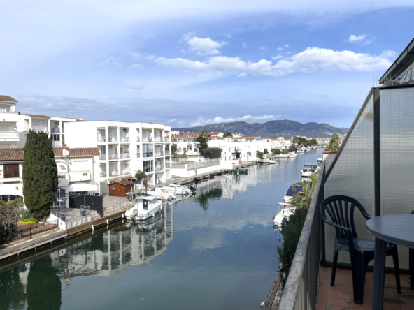 Apartamento en Empuriabrava con vistas al canal.