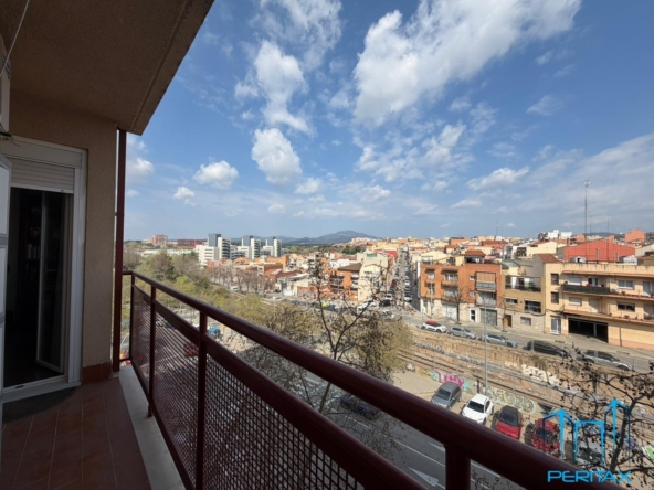 Tu oasis en Sabadell: luz, vistas a La Mola y zona comunitaria con piscina