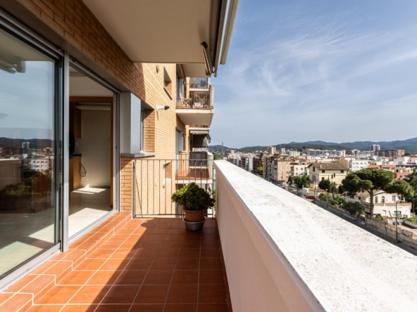 Horizonte, luz y vida: con vistas que enamoran en Cerdanyola. 3 habitaciones, 2 baños con terraza. Plaza de Parquing y trastero.