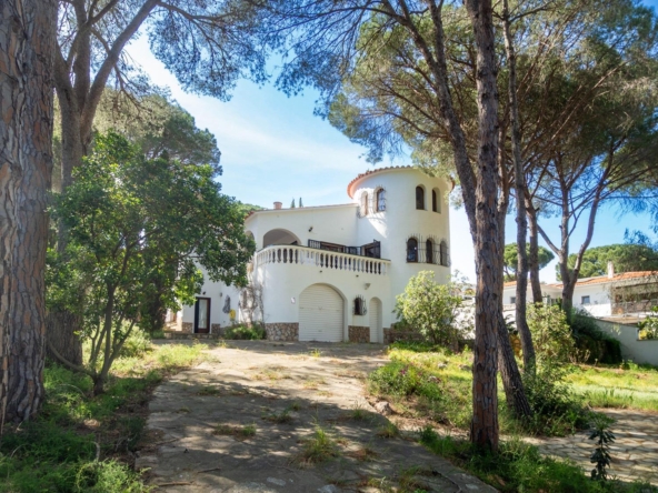 Casa con gran parcela, apartamento independiente y entorno natural en Puig Sec