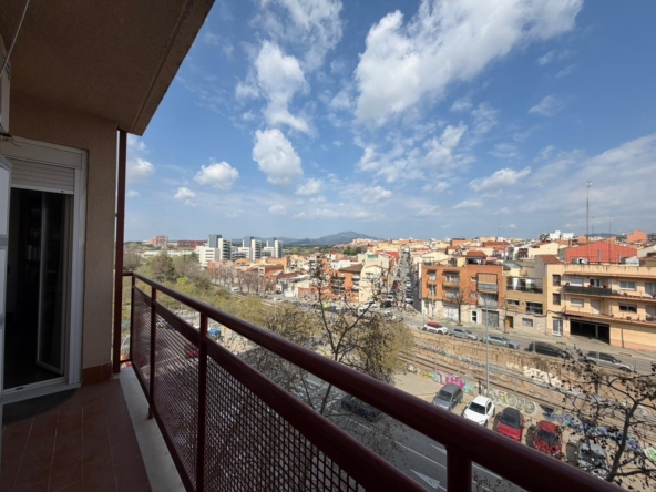 Tu oasis en Sabadell: luz, vistas a La Mola y zona comunitaria con piscina