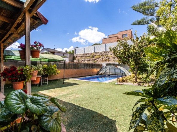 Exclusiva casa adosada cantonera con piscina y gran jardín privado en Avinguda Sant Esteve, Castellar del Vallès (Barcelona)