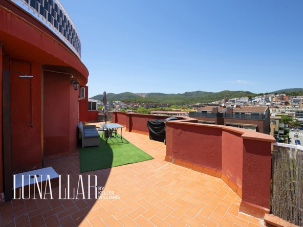 Ático totalmente reformado con espectacular terraza de 80 m² y vistas despejadas en Castelldefels
