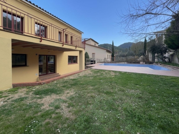 Casa de 5 habitaciones con piscina, jardín y licencia turística