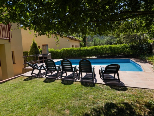 Casa de 5 habitaciones con piscina, jardín y licencia turística