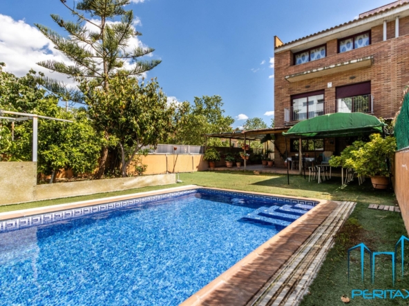 Exclusiva casa adosada cantonera con piscina y gran jardín privado en Avinguda Sant Esteve, Castellar del Vallès (Barcelona)