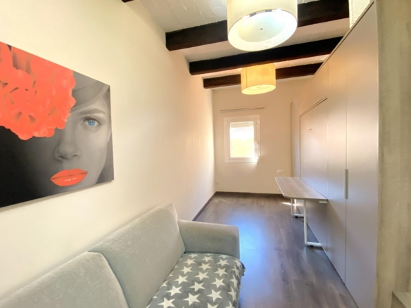 Apartamento  con encanto reformado al lado de la Playa de la Mar Bella.