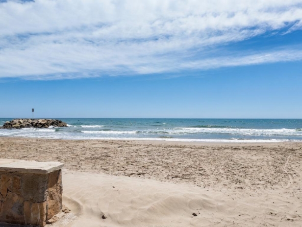 Encantadora planta baja con gran patio privado junto al mar en Can Toni (CUNIT)