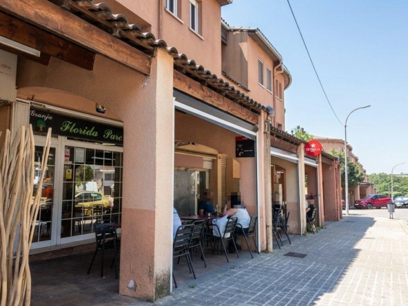Bar-restaurante con terraza privada, salida de humos, licencia y almacén en Santa Perpètua de Mogoda