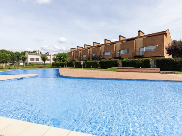 CASA CON  PISCINA COMUNITARIA EN SANT FOST DE CAMPSENTELLES