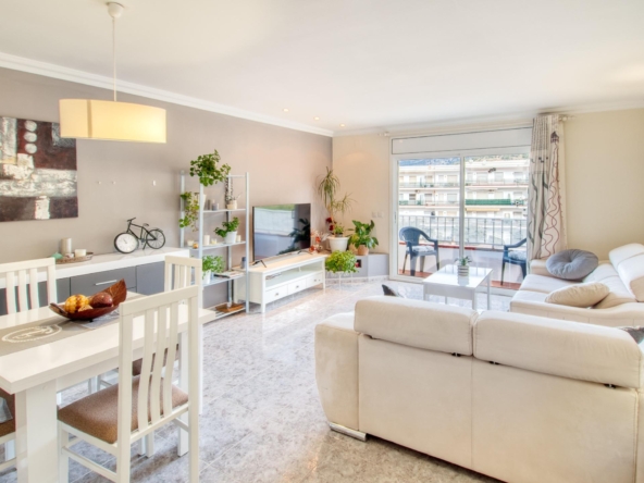 Ático en Roses con terraza privada de 46 m² y vistas a la montaña