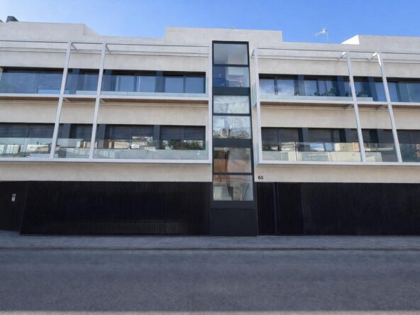 ESPECTACULAR PLANTA BAJA DE OBRA NUEVA, CON DOS TERRAZAS, PARKING Y TRASTERO. CREU ALTA