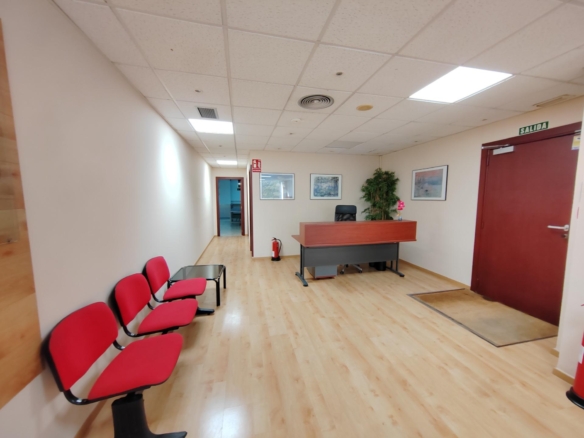 Se vende oficina profesional en la c/Pujades, esquina c/Álava.