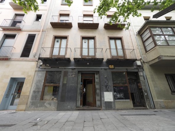 Oportunidad de Inversión: Edificio Residencial y Comercial en el Centro de Olot