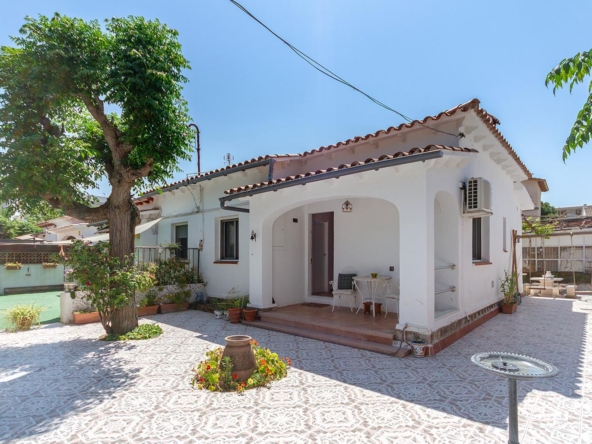 Casa en planta baja con dos viviendas, más de 400 m² de terreno libre y a un paso de la playa – Castelldefels