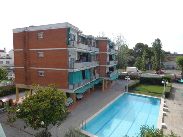 "Piso reformado con terraza, piscina y parking cerca de la playa en Castelldefels"