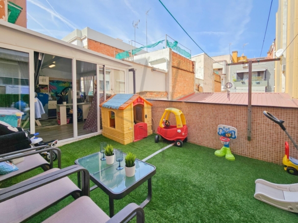 CASA CON PISCINA CUBIERTA Y PLAZA DE PARKING!! NEGOCIABLE!!!