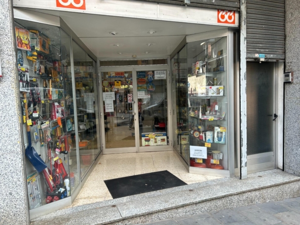 Gran local comercial en Badalona de 225 m2 en venta.