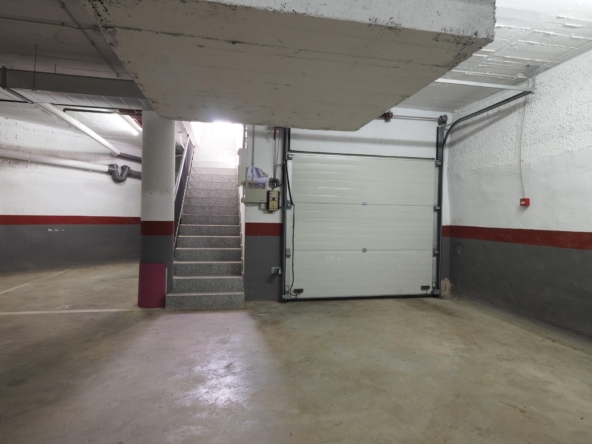 ¡Oportunidad única en el centro de Roses! Local/Parking cerrado de 13,20 m² con total privacidad.