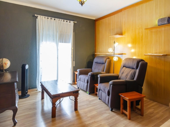 Piso amplio en finca de solo tres vecinos con ascensor y parking opcional