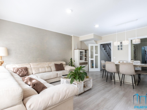 Dúplex reformado de 140 m² útiles con 4 habitaciones en Eixample – Finca joven con zona comunitaria