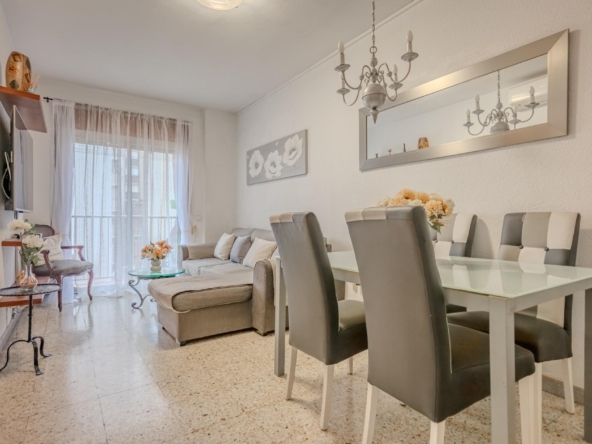 Luminoso piso con 3 habitaciones, comedor y cocina equipara en edificio actualizado con ascensor