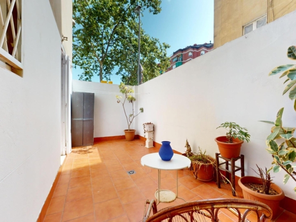 Planta baja amueblada de 85m² con patio soleado y plaza de PK en Travessera de Gràcia.