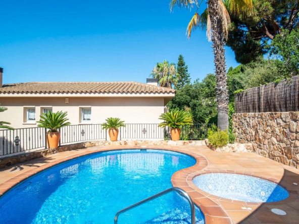 Exclusiva villa con piscina y vistas en la prestigiosa urbanización Santa Maria de Llorell