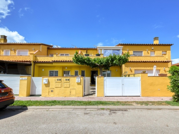 Preciosa casa adosada amueblada con 3 terrazas y vistas a zona verde en Torroella de Fluviá
