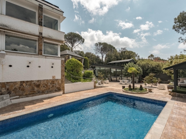 Chalet con carácter, suite de 80 m², piscina climatizada y placas solares