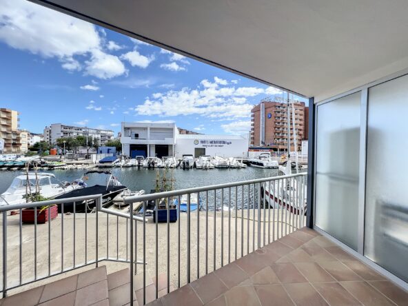 APARTAMENTO DE 3 DORMITORIOS EN ROSAS SANTA MARGARITA CON IMPRESIONANTES VISTAS AL CANAL