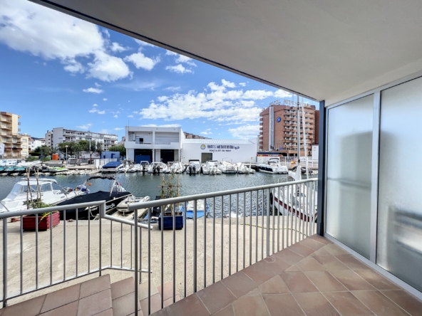 APARTAMENTO DE 3 DORMITORIOS EN ROSAS SANTA MARGARITA CON IMPRESIONANTES VISTAS AL CANAL