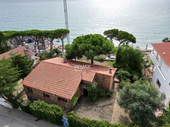 Arenys de Mar | Exclusiva villa en primera línea de mar con gran parcela y vistas panorámicas al Mediterráneo