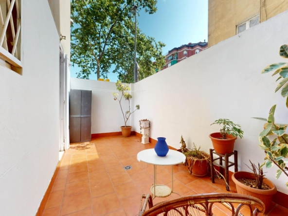 Planta baja amueblada de 85m² con patio soleado y plaza de PK en Travessera de Gràcia.