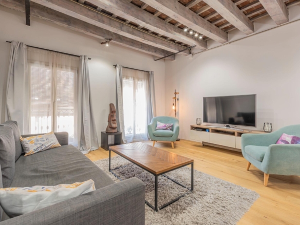 Exclusivo Piso Reformado con Encanto Histórico a pocos pasos de La Rambla.