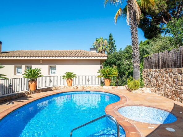 Exclusiva villa con piscina y vistas en la urbanización top de Santa Maria de Llorell