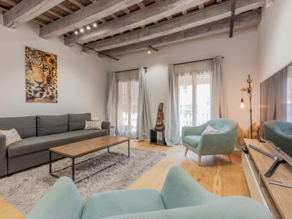 Exclusivo piso reformado con Encanto Histórico junto a La Rambla y La Boquería
