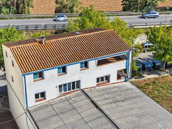 Girona, Domeny | Gran Oportunidad: Edificio de 702 m² con Taller, Vivienda y Patio
