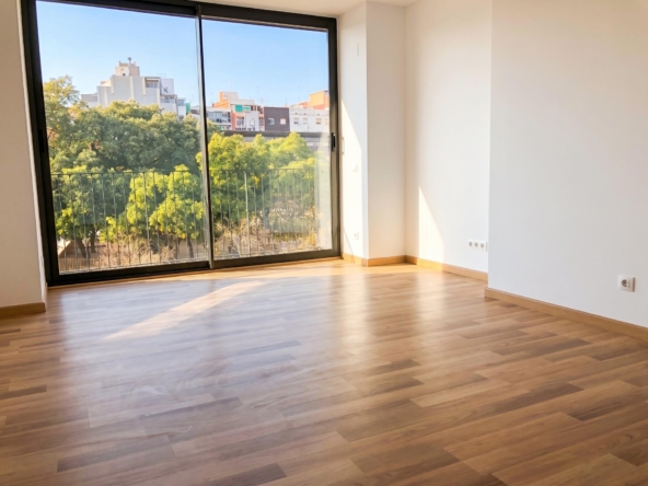 Tu nuevo hogar frente al parque, con terraza, piscina y parking