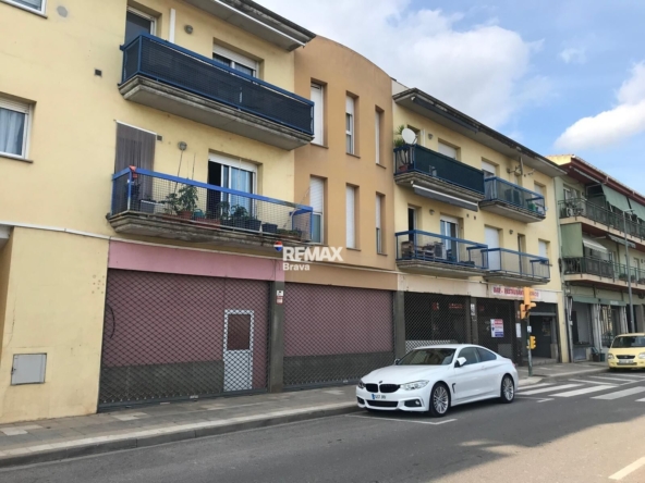 BORDILS | OPORTUNIDAD ÚNICA PARA INVERSORES! Gran local frente a la estación con potencial para convertirse en viviendas