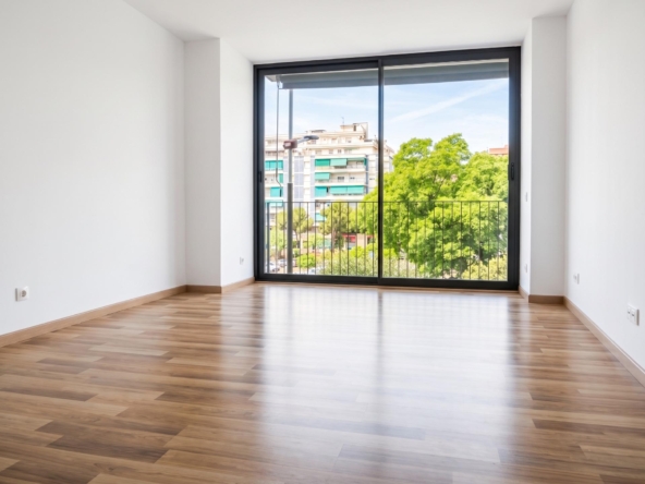 Tu nuevo hogar frente al parque, con terraza, piscina y parking