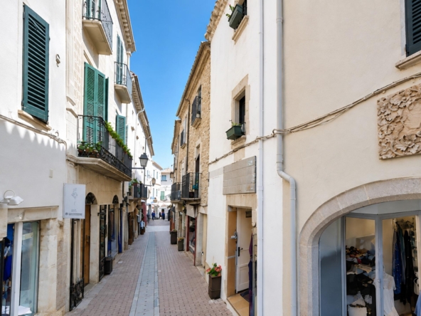 Casa histórica de 1888 en el corazón de Begur | Vivienda + local comercial