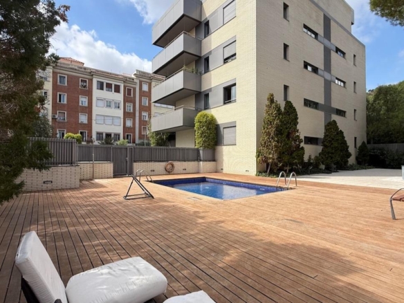 Vivienda esquinera con gran terraza y piscina en Pedralbes