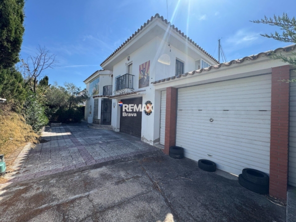 Roses - Santa Margarita |  Villa para reformar con 24 metros de amarre y un extraordinario potencial