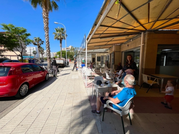 Roses, Santa Margarita: TRASPASO 249.000 €. Se traspasa una panadería - cafetería en pleno funcionamiento