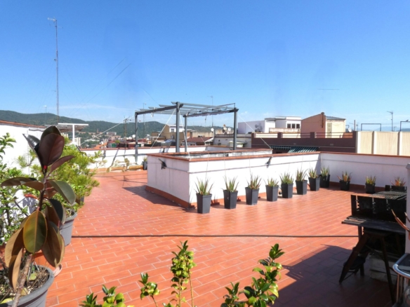 ESPECTACULAR ÁTICO A 3 VIENTOS CON 140 M² DE TERRAZAS PRIVADAS Y VISTAS A TODA BARCELONA
