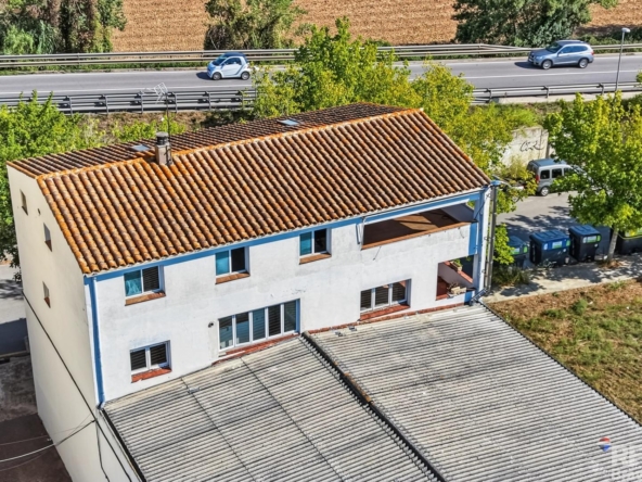 Girona, Domeny | Gran Oportunidad: Edificio de 702 m² con Taller, Vivienda y Patio