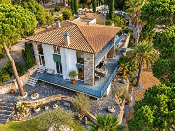 LLAV02AC- Llambilles | Finca singular con casa de diseño, más de una hectárea y amplias naves auxiliares