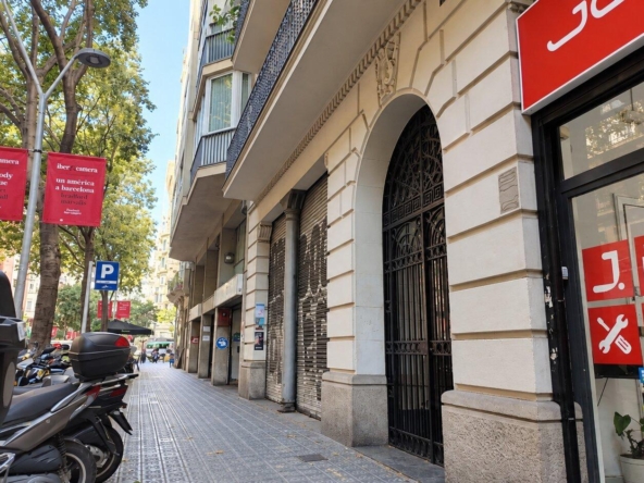 Local con trastienda en venta en calle Aragón, Barcelona: 157 m² ideal para loft o estudio